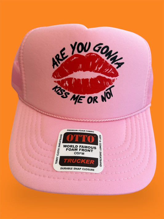 Kiss Me trucker hat / pink